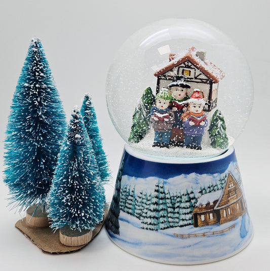 Schneekugel Weihnachtssinger vor Fachwerkhaus auf Sockel Winterlandschaft mit Spieluhr 10 cm Durchmesser - Schneekugelhaus