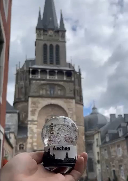 Souvenir Schneekugel Aachen mit Achener Dom und Skyline in schwarz weiß - Schneekugelhaus