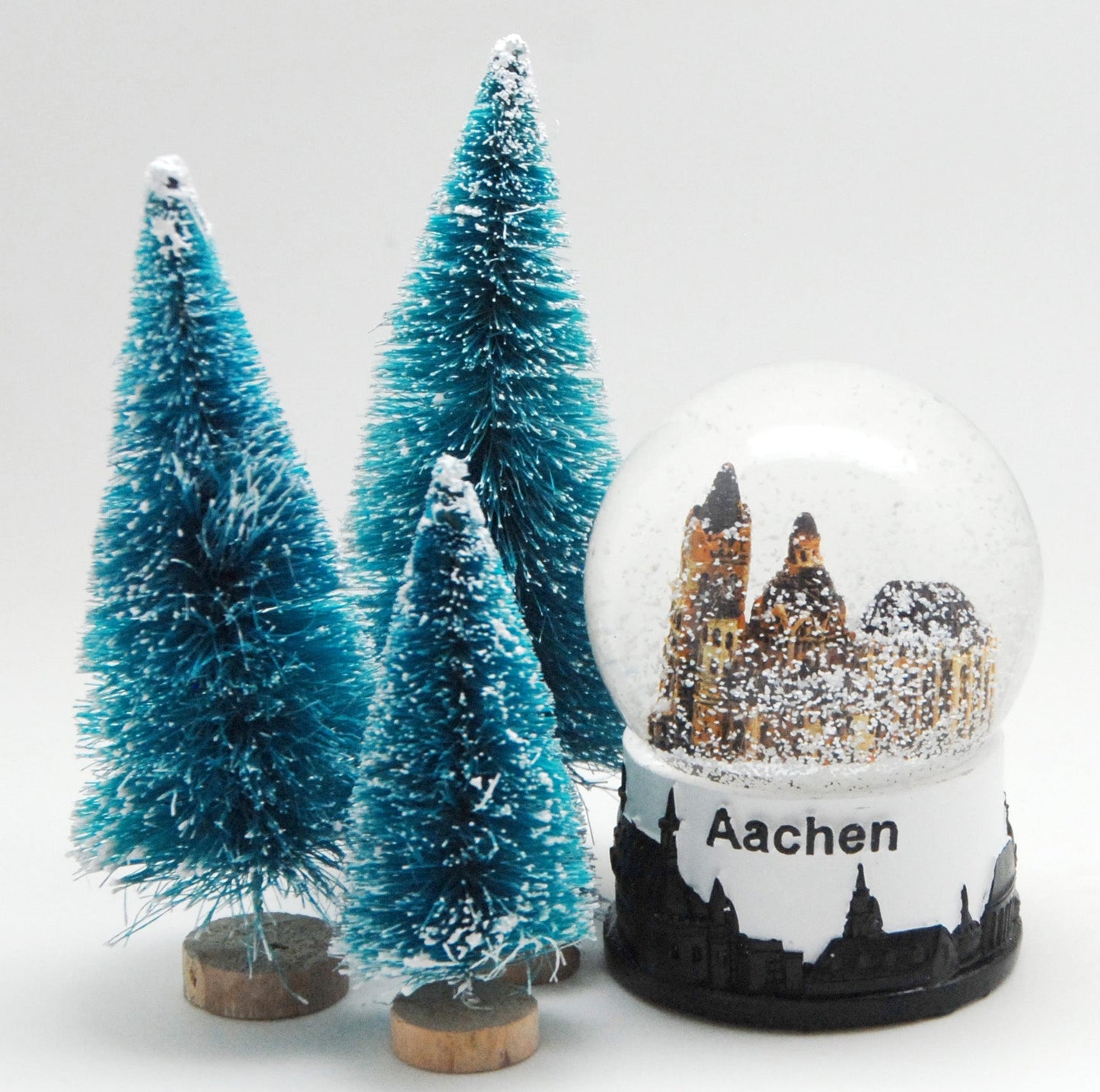 Souvenir Schneekugel Aachen mit Achener Dom und Skyline in schwarz weiß - Schneekugelhaus