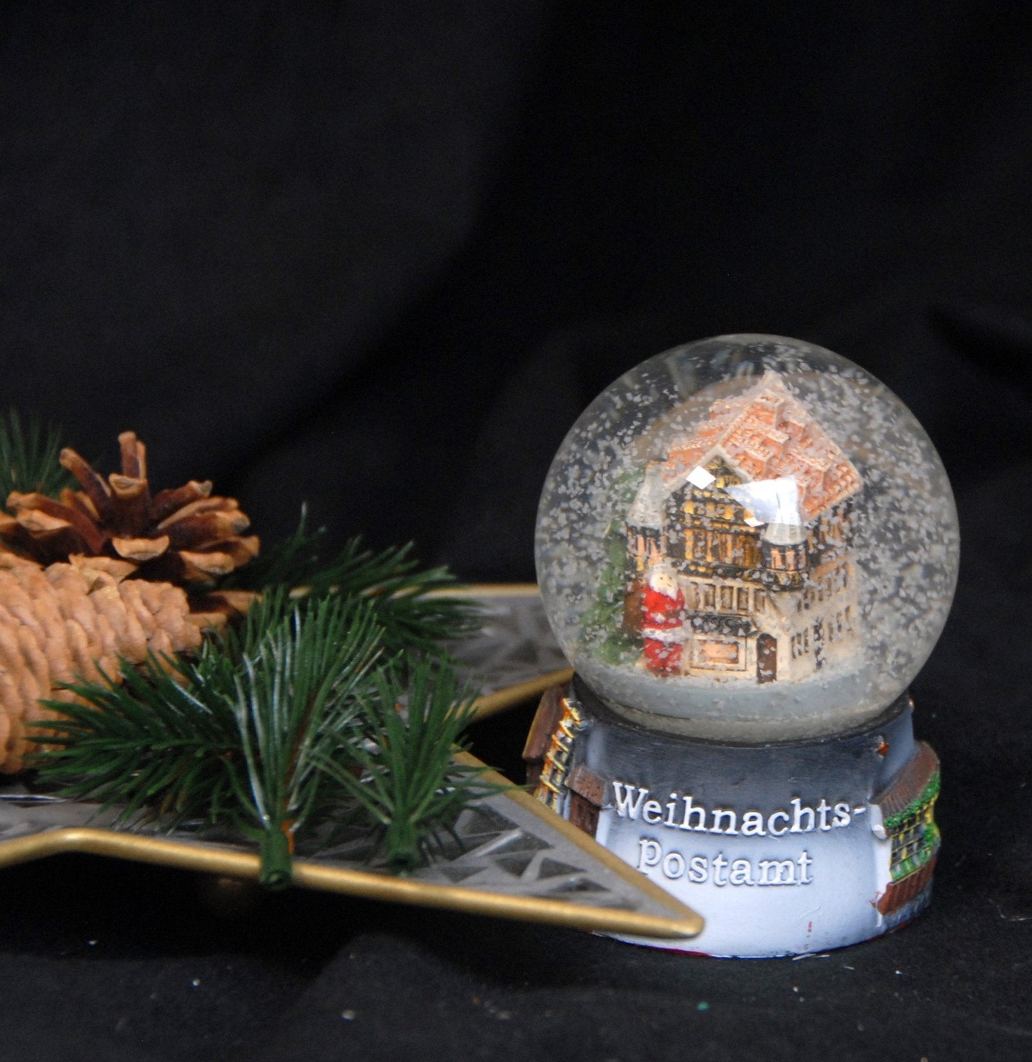 Souvenirschneekugel Weihnachtspostamt mit Weihnachtsmarkt 65mm Durchmesser - Schneekugelhaus