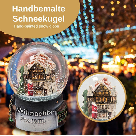 Souvenirschneekugel Weihnachtspostamt mit Weihnachtsmarkt 65mm Durchmesser - Schneekugelhaus