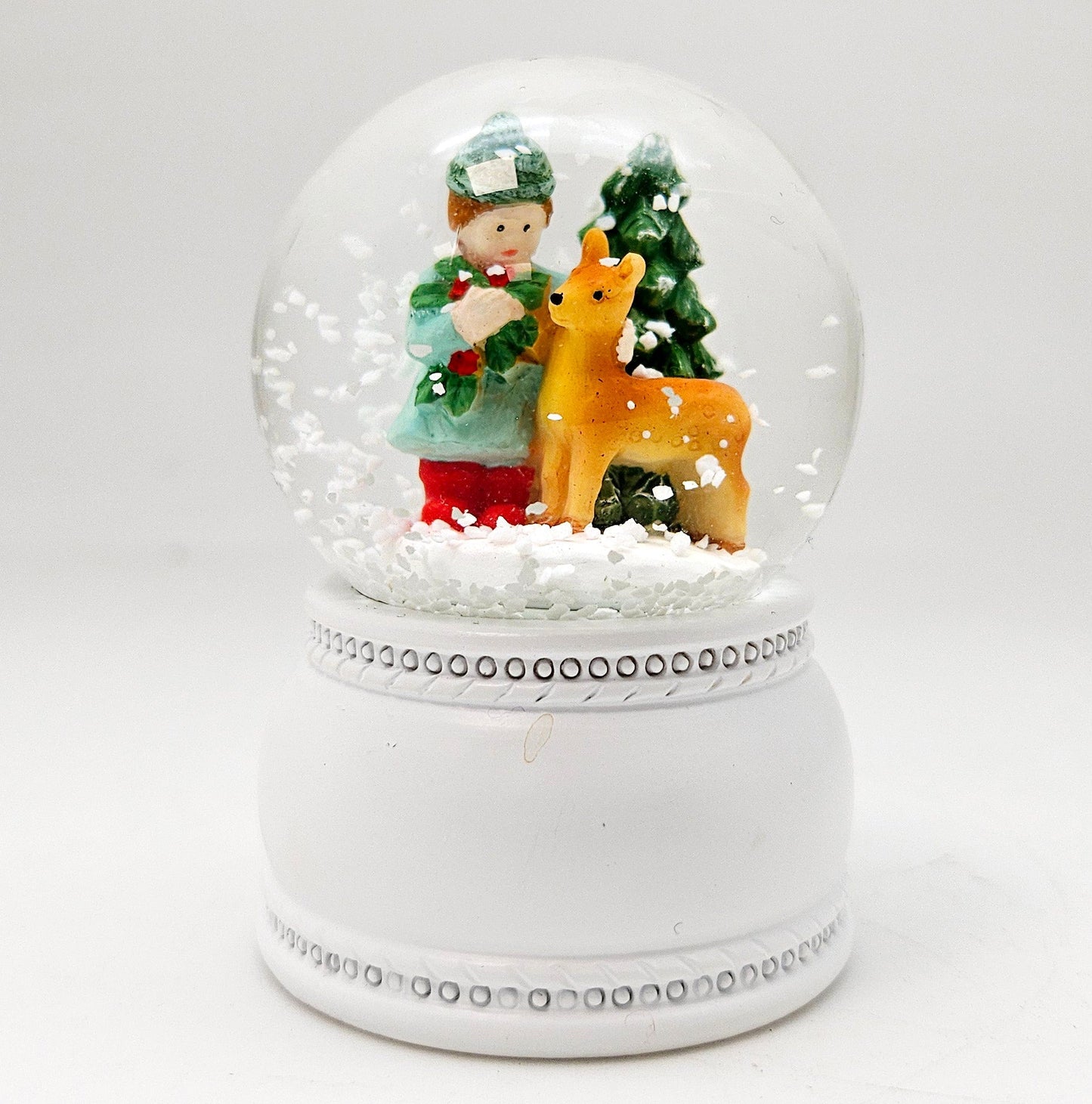 Süße Mini - Schneekugeln Kind mit Reh mit Sockel weiß Nostalgie B: 45mm - Schneekugelhaus