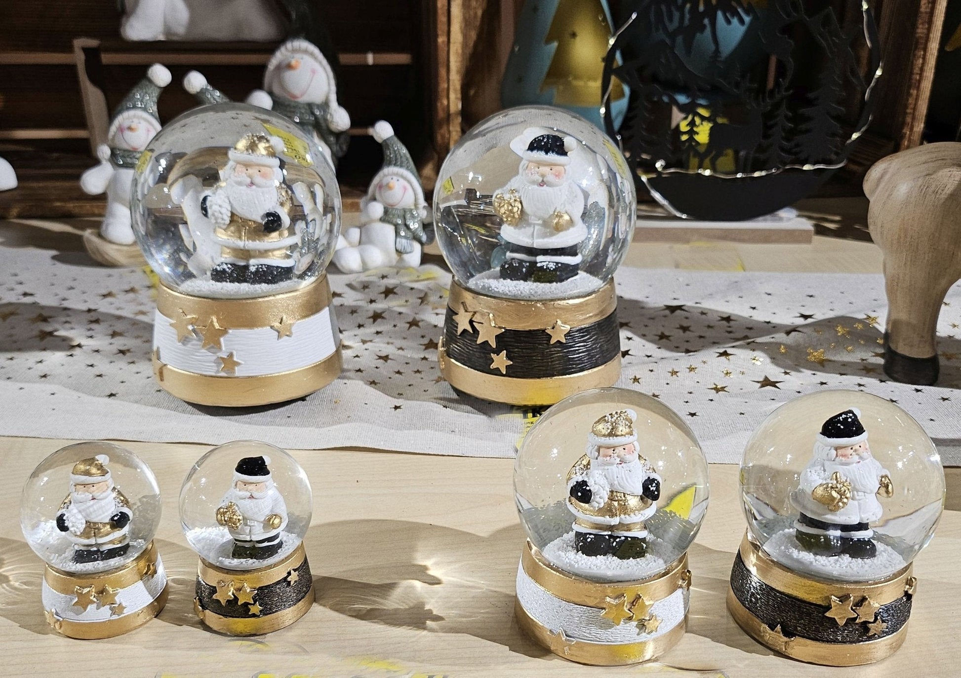 2 moderne Schneekugeln Weihnachtsmann schwarz weiß gold mit Sockel Sterne B: 65mm - Schneekugelhaus