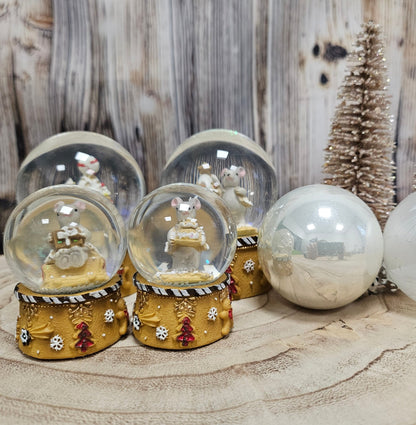 2 Süße Schneekugeln Weihnachtsmaus auf Sockel Weihnachtsbäckerei 65 mm Durchmesser - Schneekugelhaus