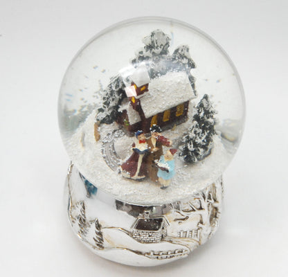 Schneekugel Romantischer Winterspaziergang auf Silber Sockel mit Spieluhr Jingle Bells 10 cm Durchmesser