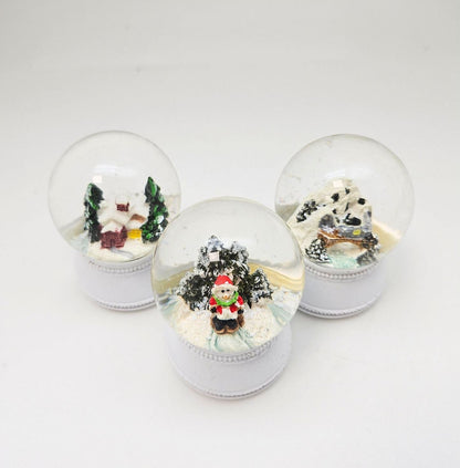 3 süße Mini - Schneekugeln Winter & Weihnacht mit Sockel weiß Nostalgie B: 45mm - Schneekugelhaus