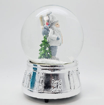 Edle Schneekugel Santa weiß Skier mit Silber-Sockel Geschenkschleife und Spieluhr 100 mm Durchmesser - Schneekugelhaus