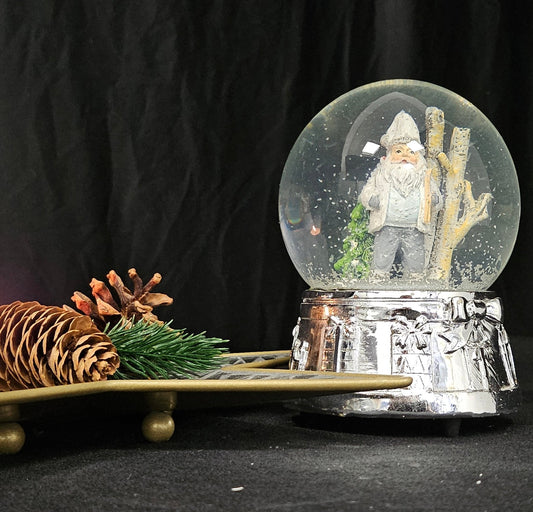 Edle Schneekugel Santa weiß Skier mit Silber-Sockel Geschenkschleife und Spieluhr 100 mm Durchmesser - Schneekugelhaus