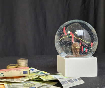 Moderne Designer Schneekugel Börse Bulle & Bär auf Sockel weiß eck 100 mm Durchmesser - Schneekugelhaus