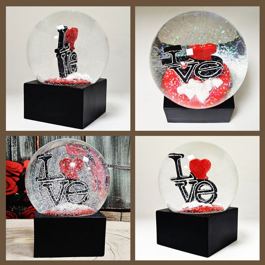 Moderne Designer Schneekugel LOVE auf Sockel schwarz eck 100 mm Durchmesser - Schneekugelhaus