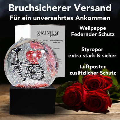 Moderne Designer Schneekugel LOVE auf Sockel schwarz eck 100 mm Durchmesser - Schneekugelhaus
