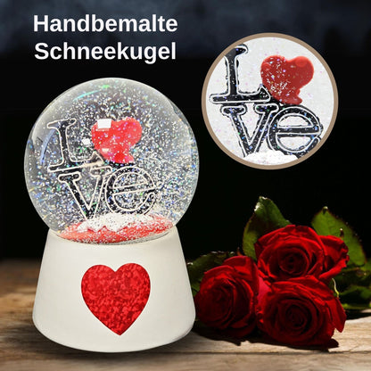 Moderne Designer Schneekugel LOVE auf Sockel weiß rotes Herz mit Spieluhr 100 mm Durchmesser - Schneekugelhaus