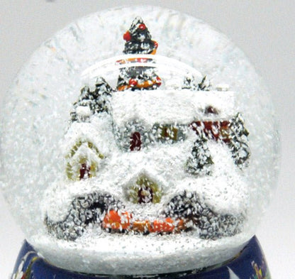 Nostalgie-Schneekugel mit Weihnachtsdorf mit Christbaum und Spieluhr Winter Wonderland - Schneekugelhaus