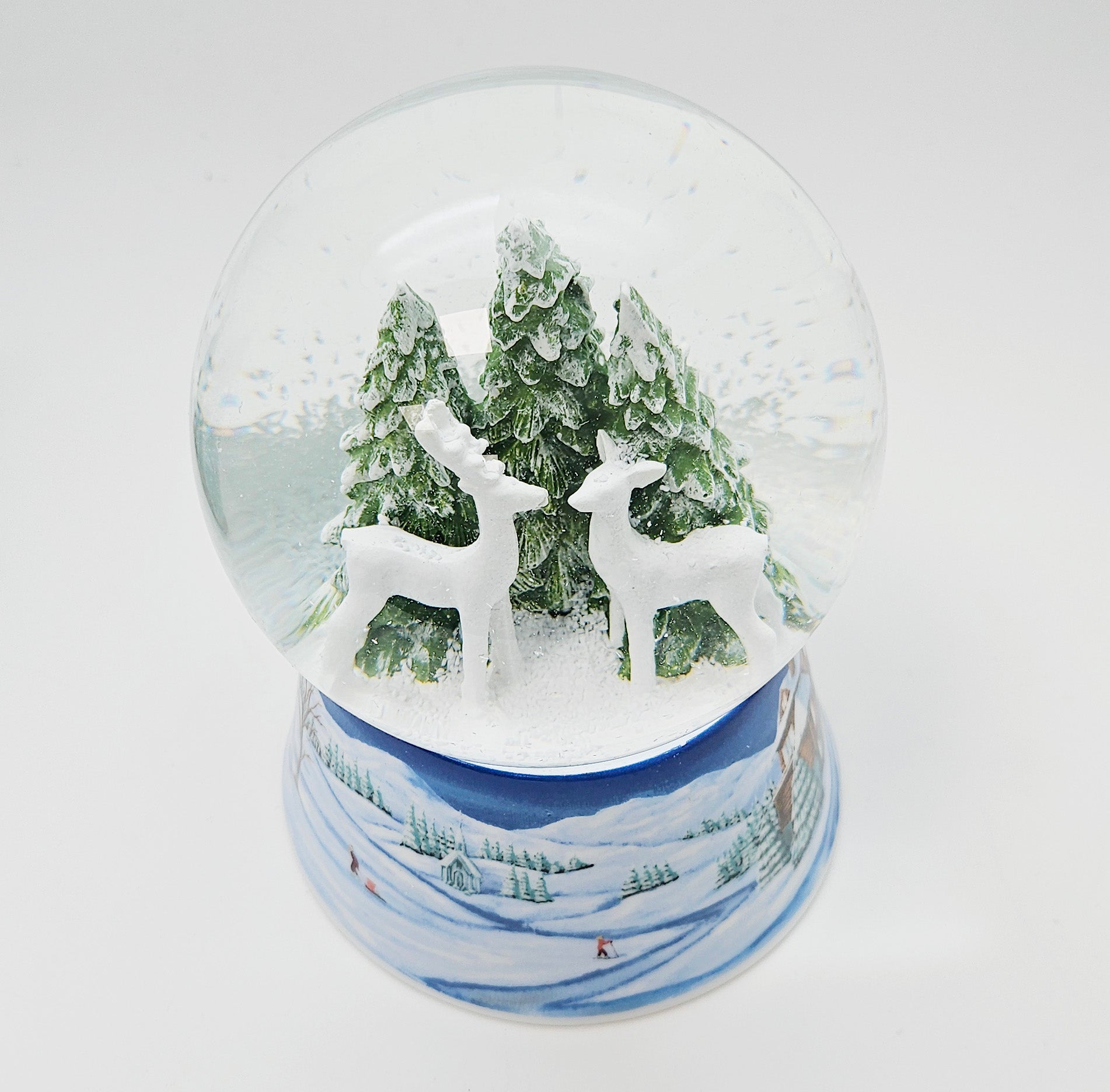 Nostalgische Schneekugel 2 Rehe auf Sockel Winterlandschaft mittelblau 100 mm Durchmesser mit Spieluhr - Schneekugelhaus
