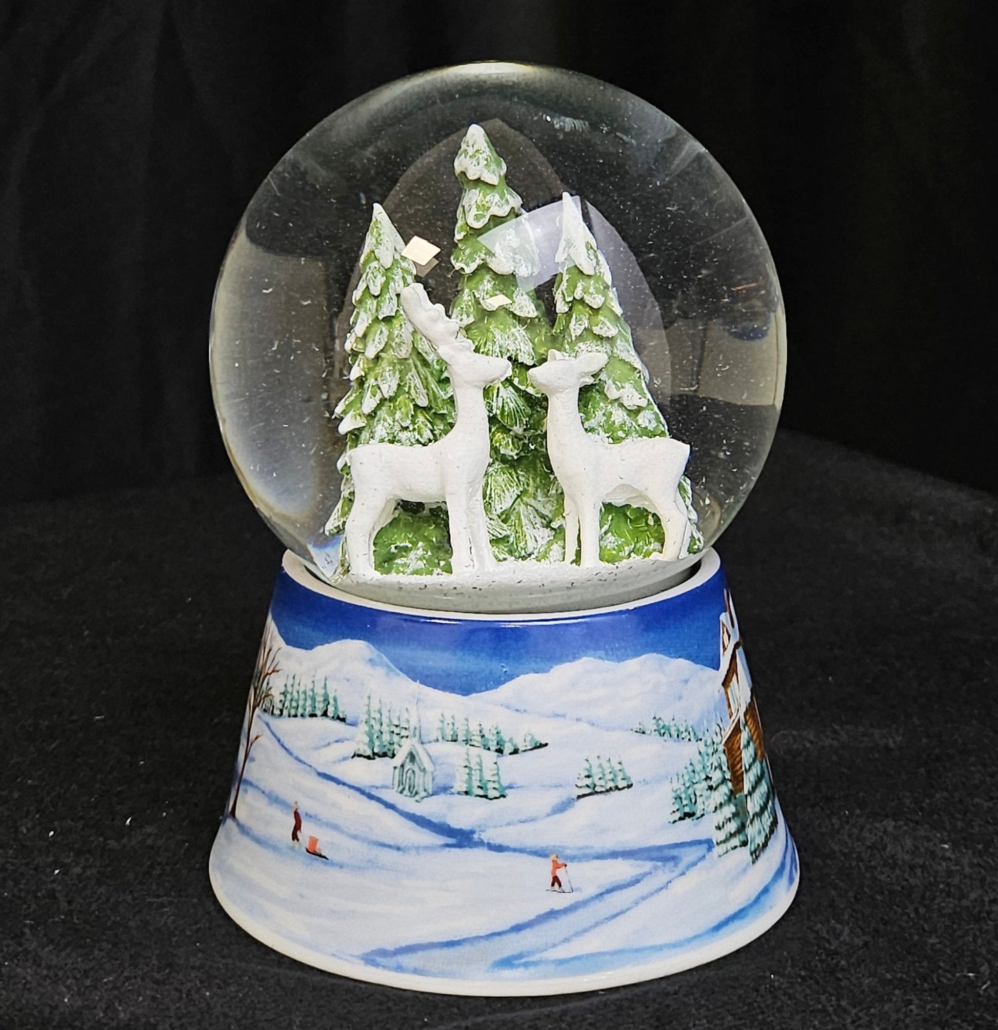 Nostalgische Schneekugel 2 Rehe auf Sockel Winterlandschaft mittelblau 100 mm Durchmesser mit Spieluhr - Schneekugelhaus