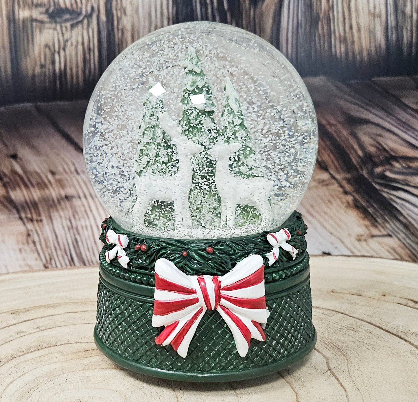 Nostalgische Schneekugel 2 Rehe Weihnachtsdekor grün 100 mm Durchmesser mit Spieluhr - Schneekugelhaus