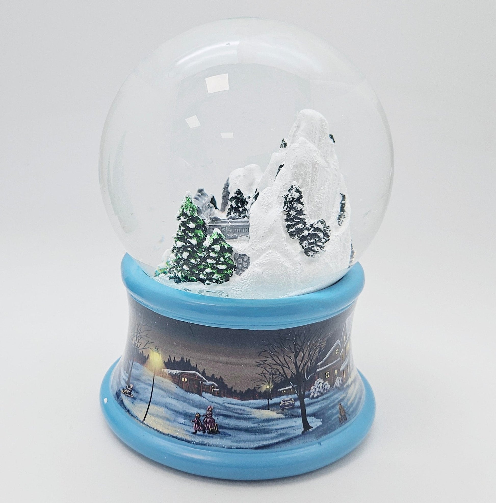 Nostalgische Schneekugel Berg mit Brücke Winterlandschaft blauer Rand 100 mm Durchmesser mit Spieluhr - Schneekugelhaus