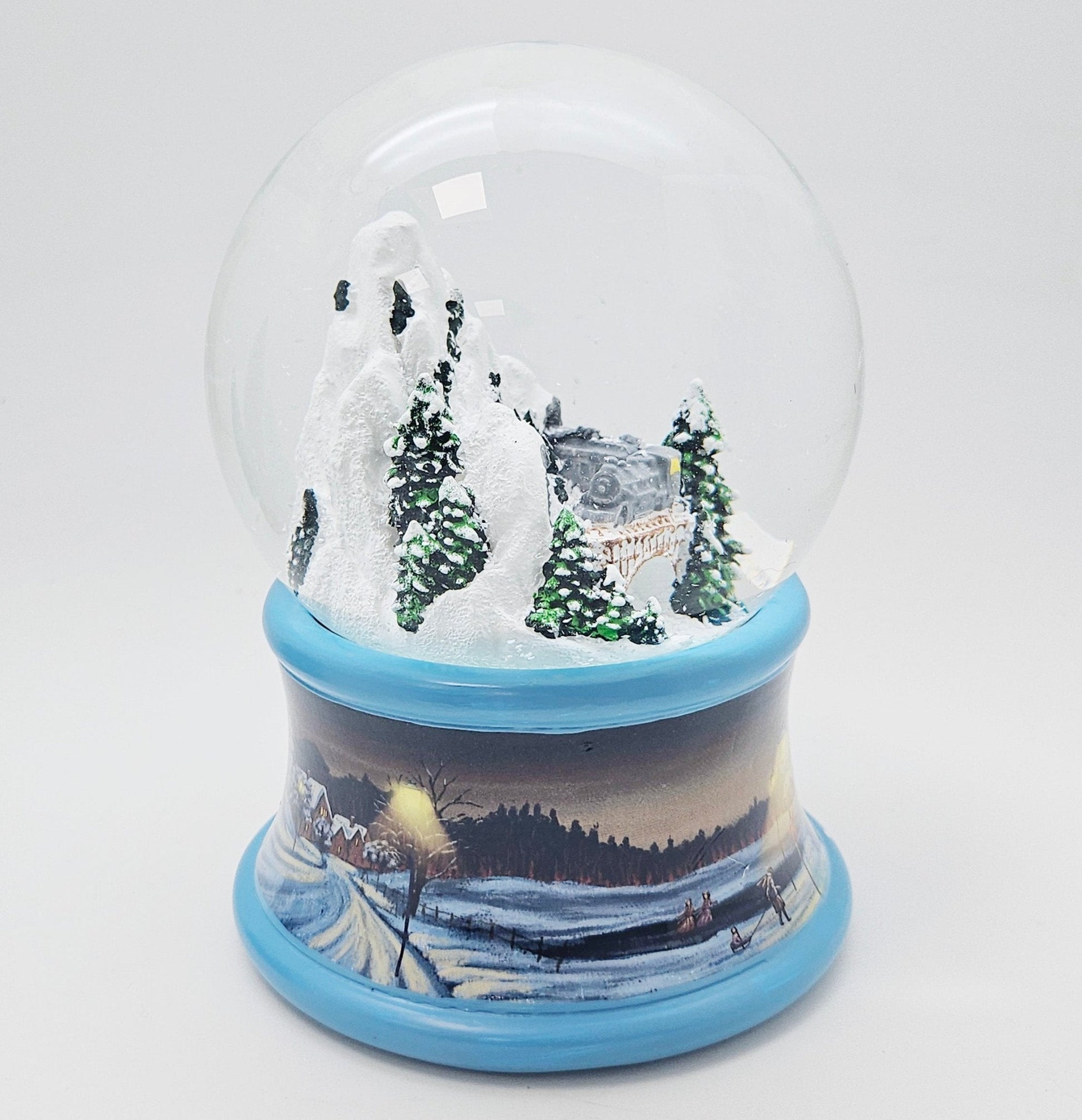 Nostalgische Schneekugel Berg mit Brücke Winterlandschaft blauer Rand 100 mm Durchmesser mit Spieluhr - Schneekugelhaus