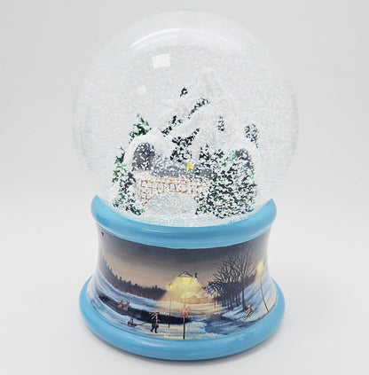 Nostalgische Schneekugel Berg mit Brücke Winterlandschaft blauer Rand 100 mm Durchmesser mit Spieluhr - Schneekugelhaus