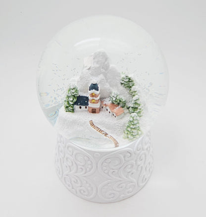 Nostalgische Schneekugel Bergdorf auf Sockel weiß Ornamente 100 mm Durchmesser mit Spieluhr - Schneekugelhaus