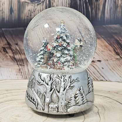 Nostalgische Schneekugel Christbaum schmücken auf Silber Landschaft 100 mm Durchmesser mit Spieluhr - Schneekugelhaus