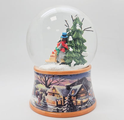 Nostalgische Schneekugel Familie Winterspaziergang auf Sockel Winterlandschaft 100 mm Durchmesser mit Spieluhr - Schneekugelhaus