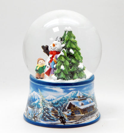 Nostalgische Schneekugel Kinder bauen Schneemann auf Sockel Winterlandschaft hellblau 100 mm Durchmesser mit Spieluhr - Schneekugelhaus