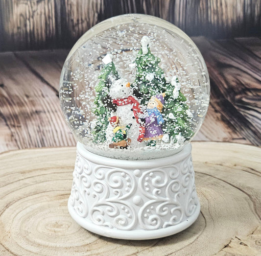 Nostalgische Schneekugel Kinder bauen Schneemann Ornamente 100 mm Durchmesser mit Spieluhr - Schneekugelhaus