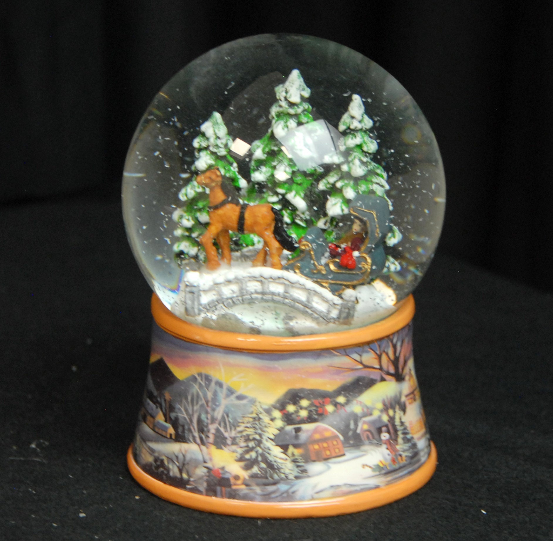 Nostalgische Schneekugel Kutsche über Brücke auf Sockel Winterlandschaft 100 mm Durchmesser mit Spieluhr - Schneekugelhaus
