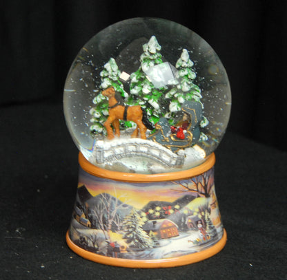 Nostalgische Schneekugel Kutsche über Brücke auf Sockel Winterlandschaft 100 mm Durchmesser mit Spieluhr - Schneekugelhaus