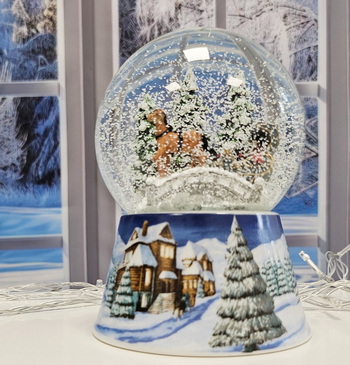 Nostalgische Schneekugel Kutsche über Brücke auf Sockel Winterlandschaft mittelblau 100 mm Durchmesser mit Spieluhr - Schneekugelhaus