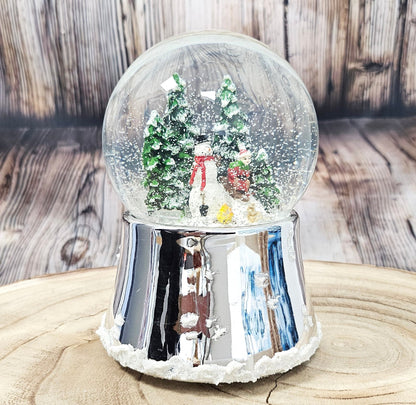 Nostalgische Schneekugel Schneemann steht auf Silber Sockel mit Schneeflocken 100 mm Durchmesser mit Spieluhr - Schneekugelhaus