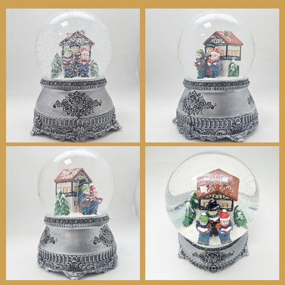 Nostalgische Schneekugel Weihnachtssinger Fachwerkhaus auf Zinnsockel 100 mm Durchmesser mit Spieluhr - Schneekugelhaus