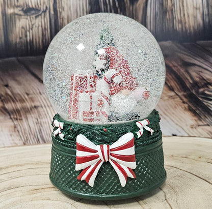 Nostalgische Schneekugel Wichtel rot auf Weihnachtsdekor grün 100 mm Durchmesser mit Spieluhr - Schneekugelhaus