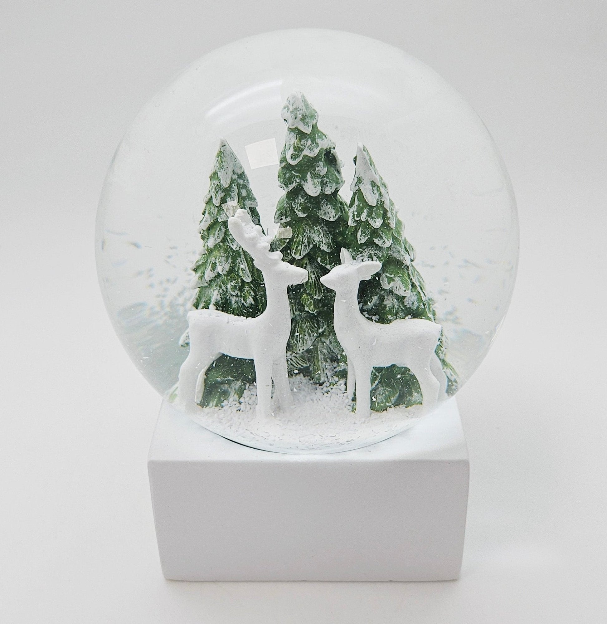 Schneekugel 2 Rehe auf Sockel weiß eck "PURE - Line" 10 cm Durchmesser - Schneekugelhaus