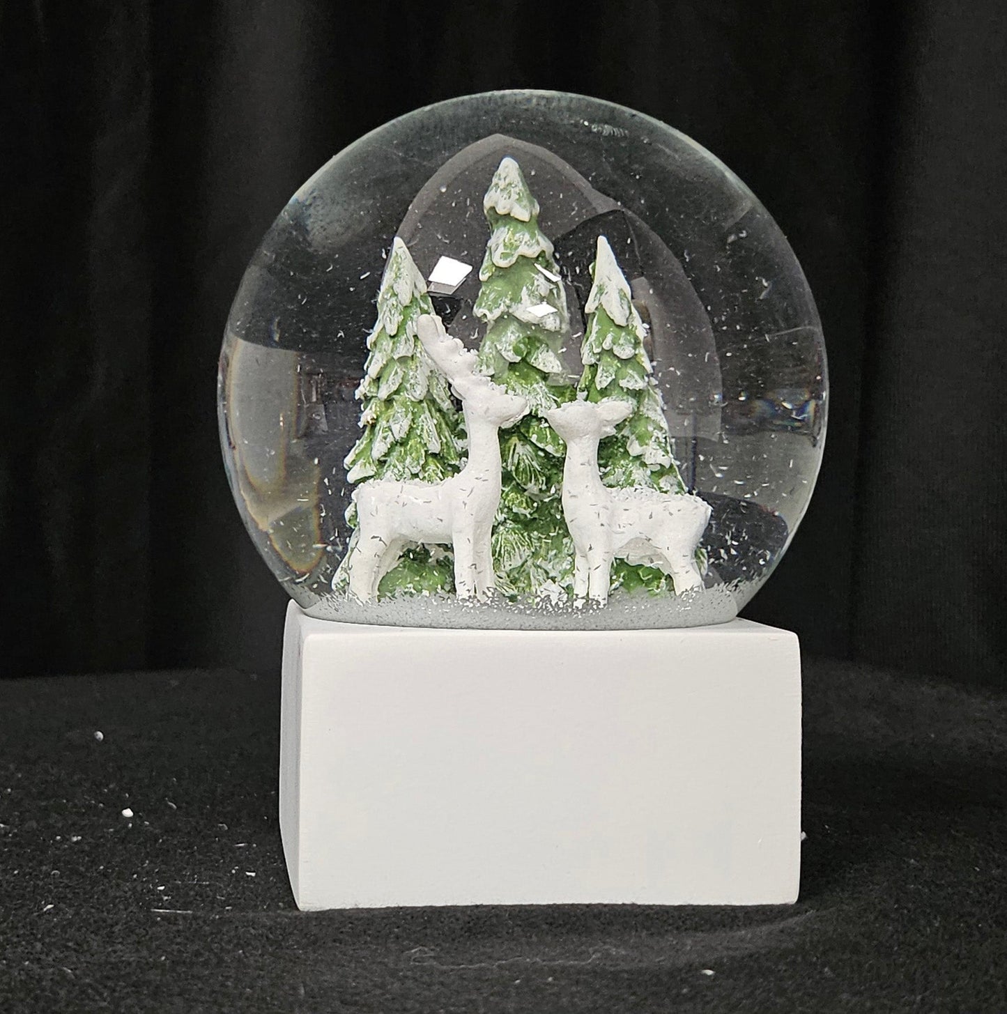 Schneekugel 2 Rehe auf Sockel weiß eck "PURE - Line" 10 cm Durchmesser - Schneekugelhaus