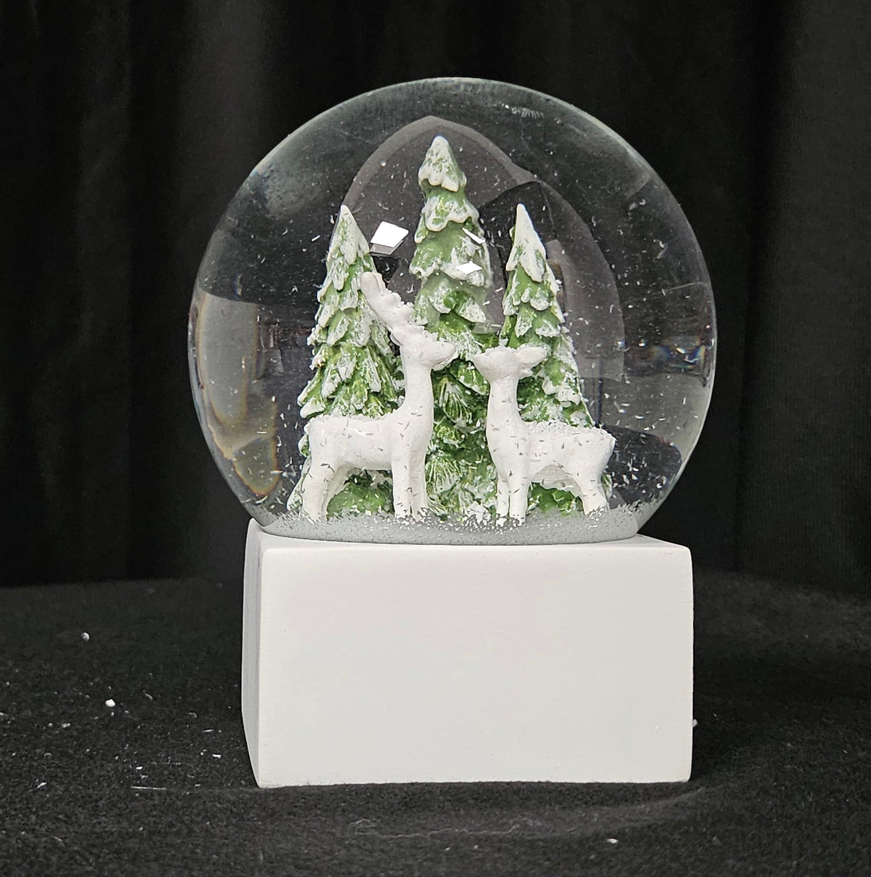 Schneekugel 2 Rehe auf Sockel weiß eck "PURE - Line" 10 cm Durchmesser - Schneekugelhaus