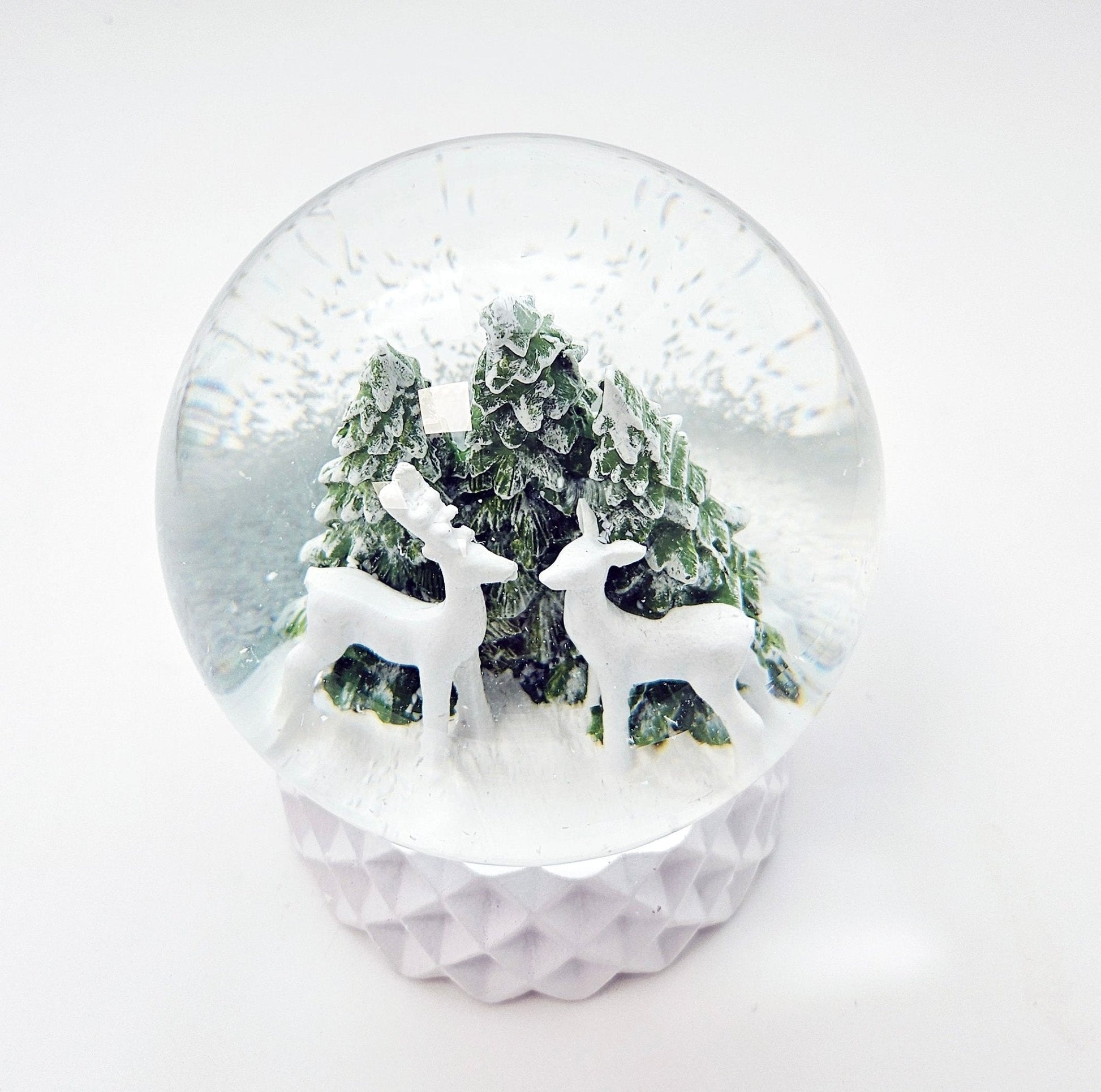 Schneekugel 2 Rehe auf Sockel weiß kubisch "PURE - Line" 10 cm Durchmesser - Schneekugelhaus