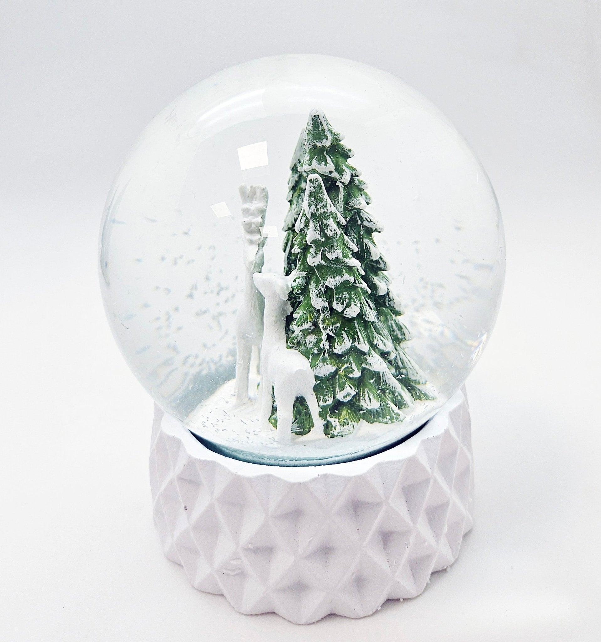 Schneekugel 2 Rehe auf Sockel weiß kubisch "PURE - Line" 10 cm Durchmesser - Schneekugelhaus