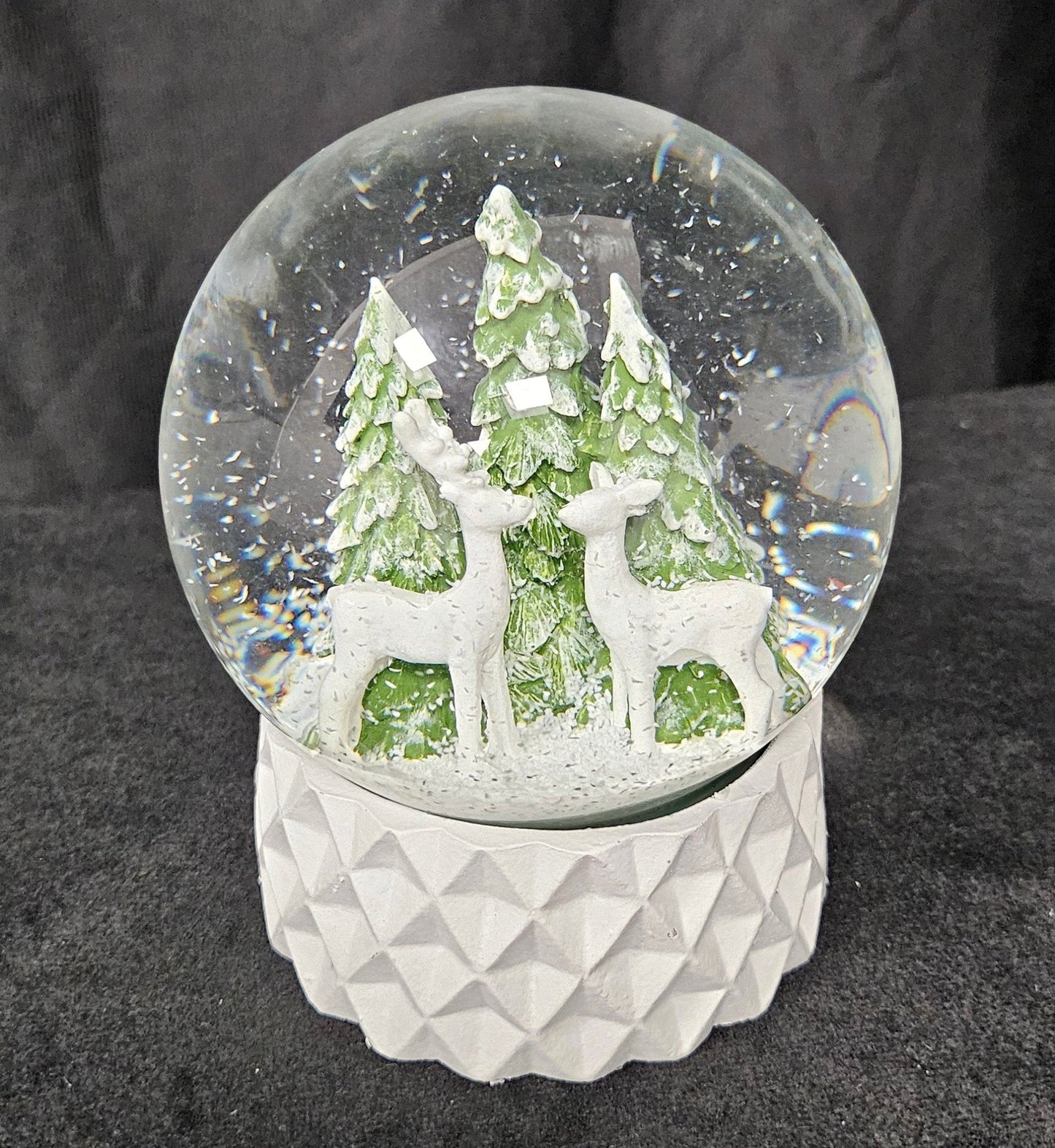 Schneekugel 2 Rehe auf Sockel weiß kubisch "PURE - Line" 10 cm Durchmesser - Schneekugelhaus