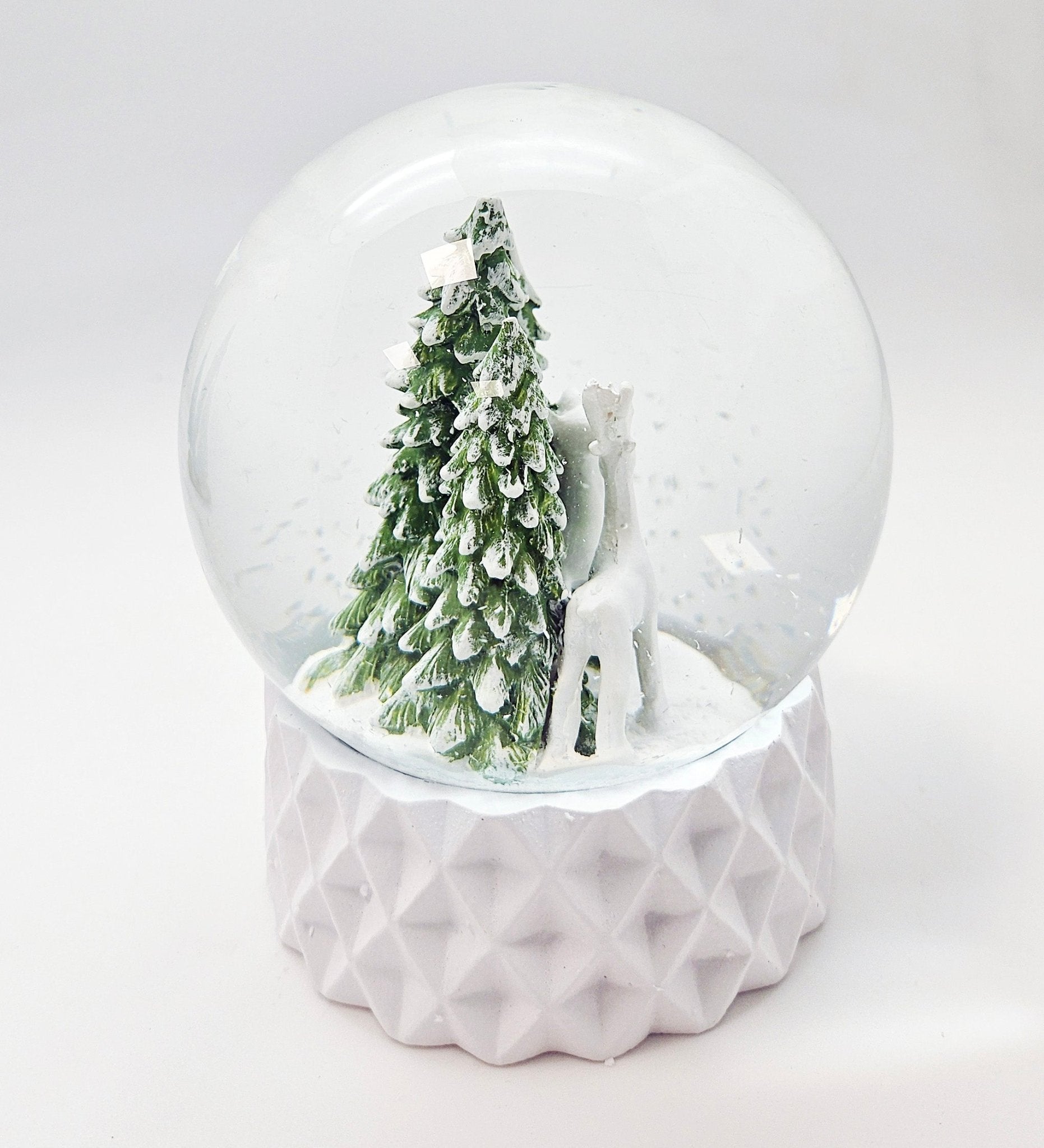 Schneekugel 2 Rehe auf Sockel weiß kubisch "PURE - Line" 10 cm Durchmesser - Schneekugelhaus