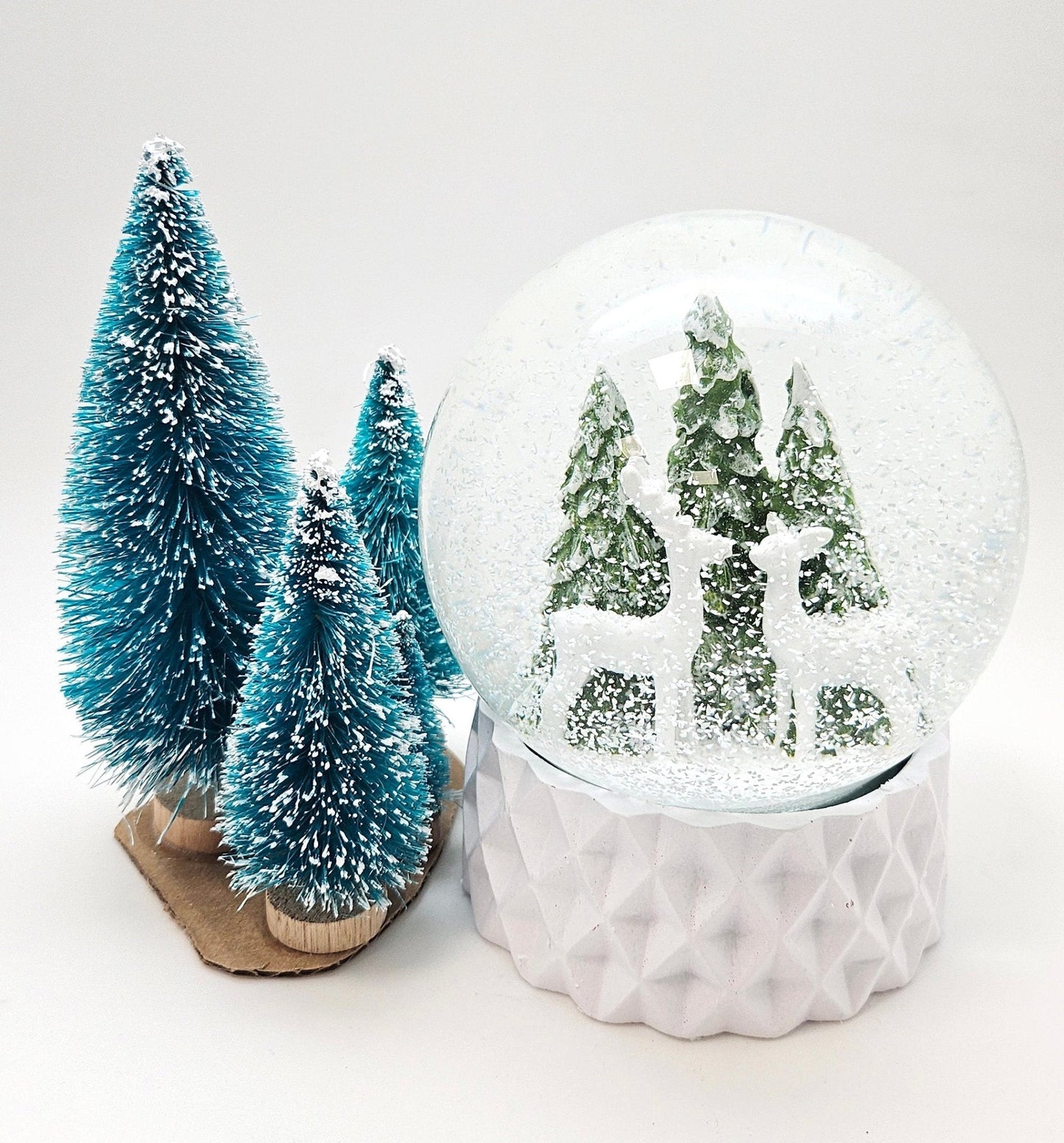 Schneekugel 2 Rehe auf Sockel weiß kubisch "PURE - Line" 10 cm Durchmesser - Schneekugelhaus