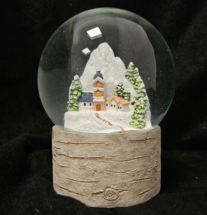 Schneekugel Bergdorf auf Holzsockel "Country - Line" 10 cm Durchmesser - Schneekugelhaus