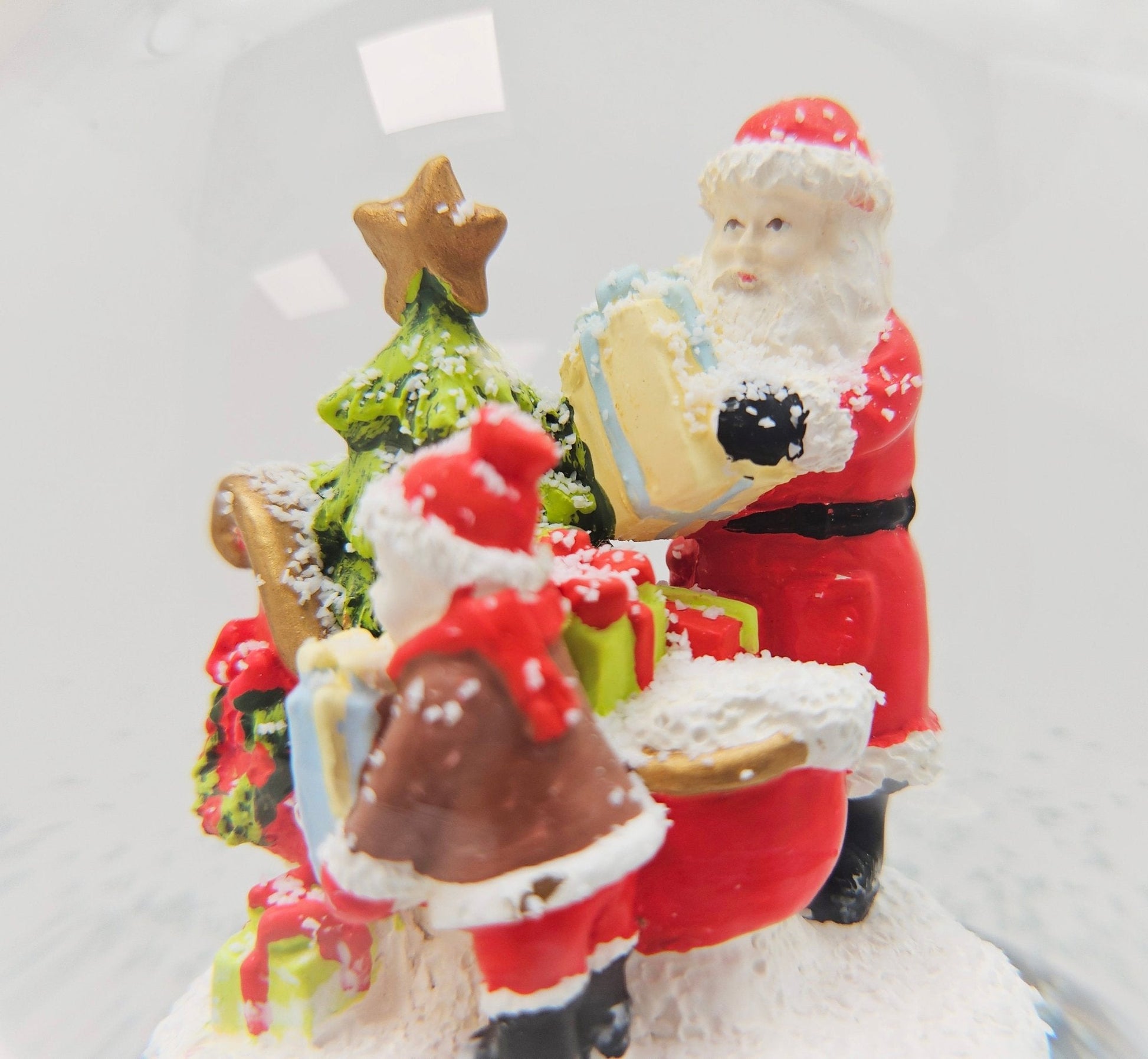 Schneekugel Christmas Shopping rot eck "PURE - Line" 10 cm Durchmesser - Schneekugelhaus