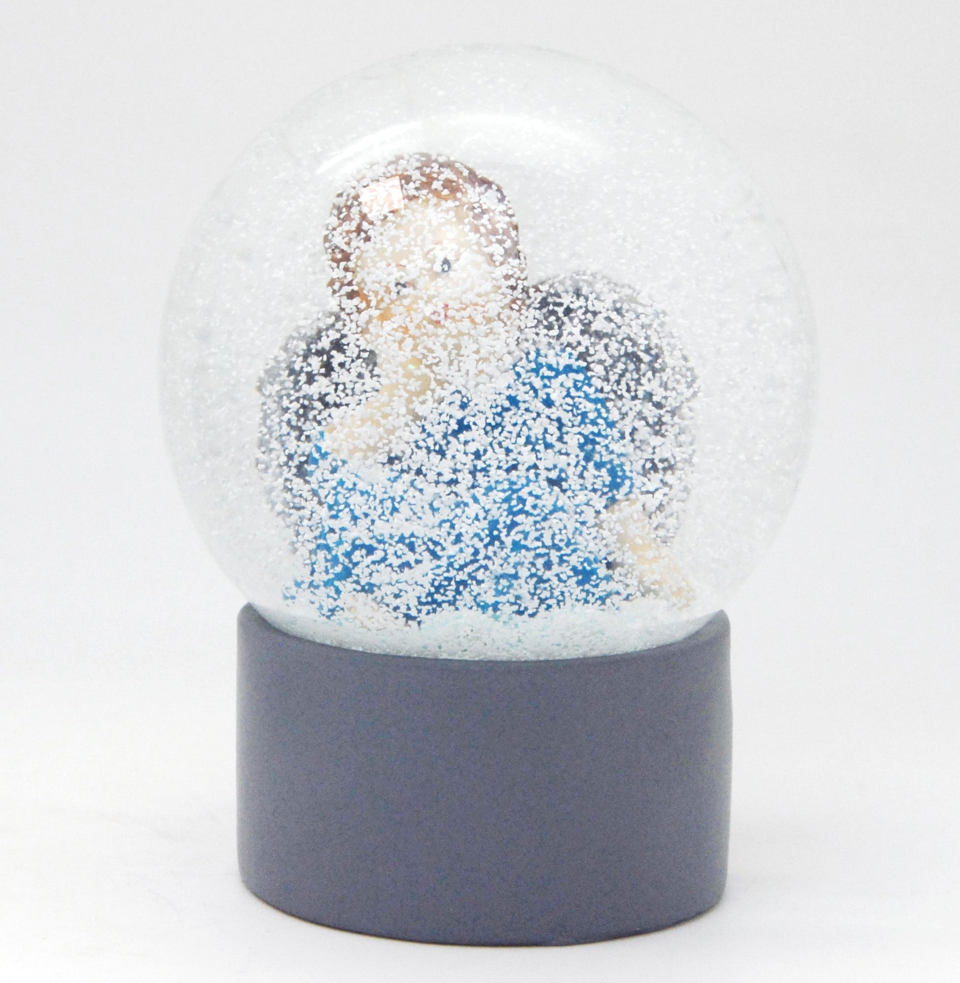 Schneekugel Engel blau auf Sockel grau rund "PURE-Line" 10 cm Durchmesser - Schneekugelhaus