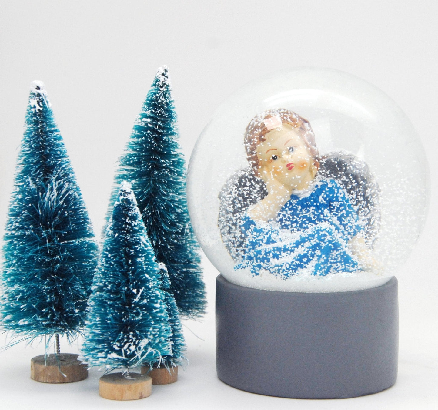 Schneekugel Engel blau auf Sockel grau rund "PURE-Line" 10 cm Durchmesser - Schneekugelhaus