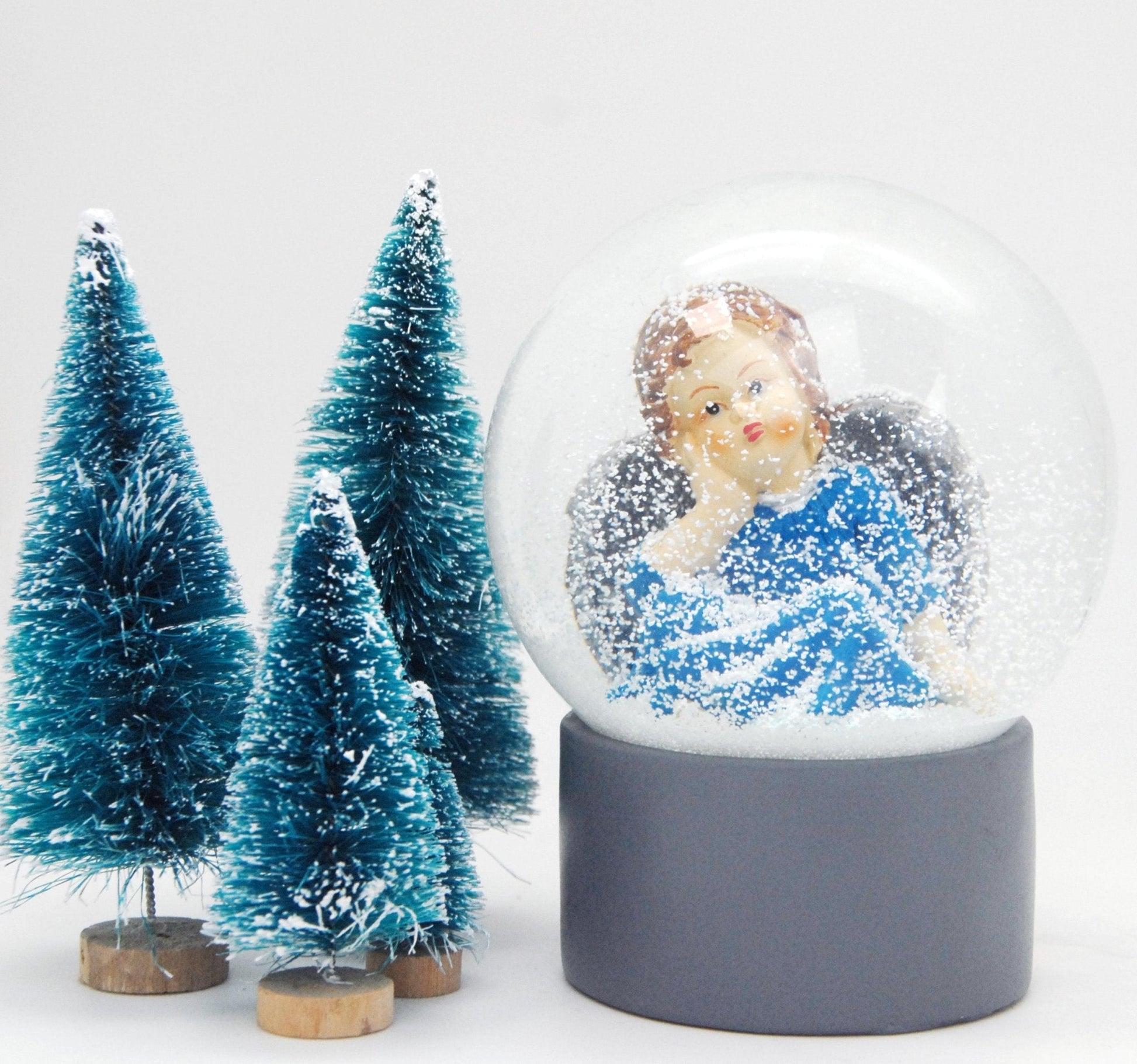 Schneekugel Engel blau auf Sockel grau rund "PURE-Line" 10 cm Durchmesser - Schneekugelhaus