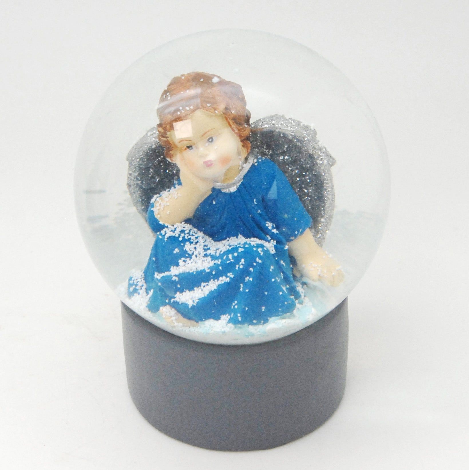 Schneekugel Engel blau auf Sockel grau rund "PURE-Line" 10 cm Durchmesser - Schneekugelhaus