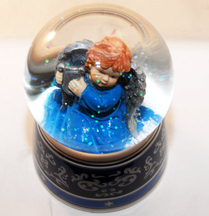 Schneekugel Engel blau mit Harfe mit Spieluhr - Schneekugelhaus