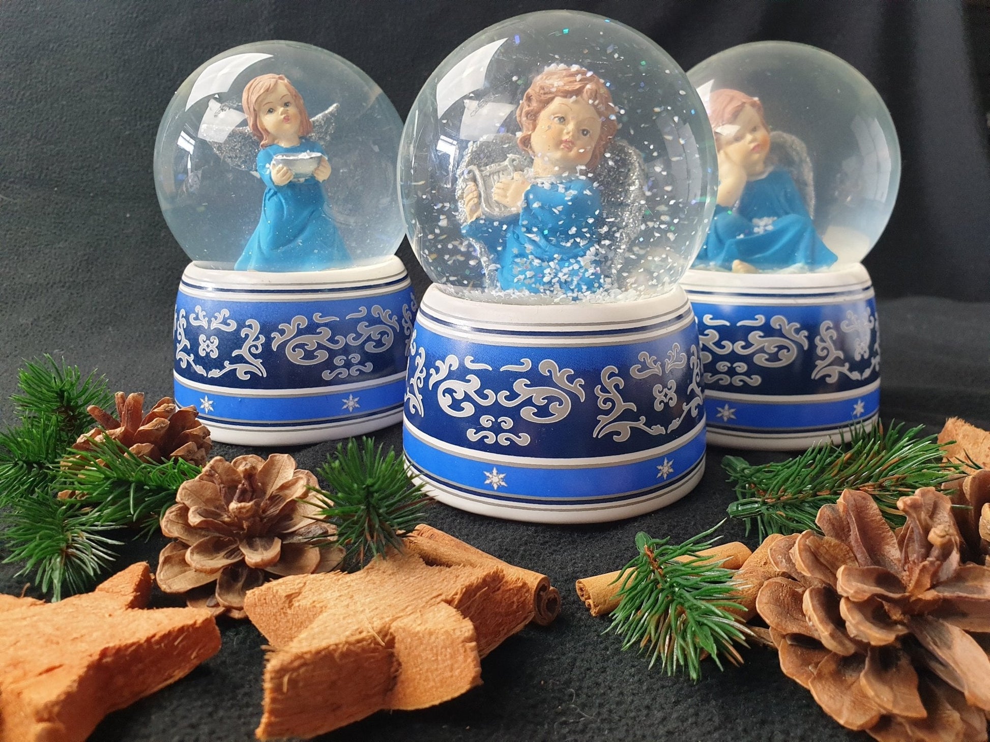 Schneekugel Engel blau mit Harfe mit Spieluhr - Schneekugelhaus